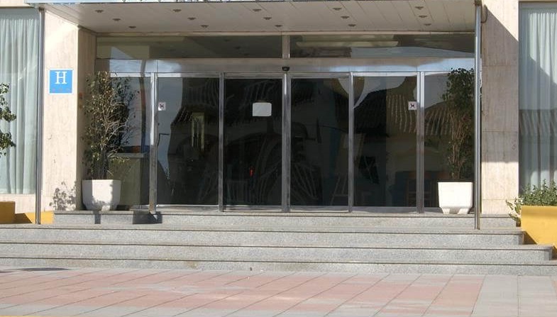 درب اتوماتیک شیشه ای برک اوت آکام Break Out